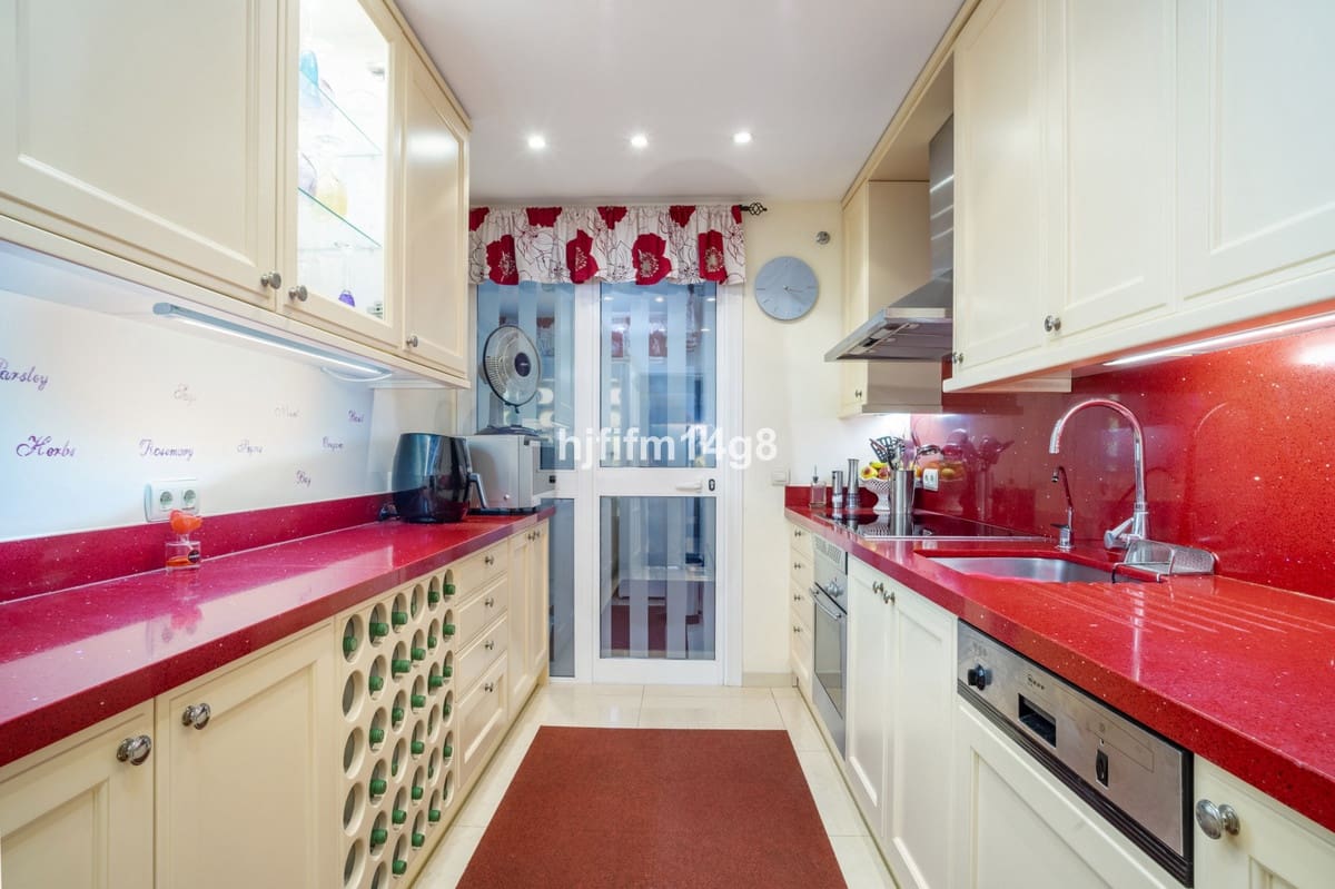 2 soveværelse Lejlighed til salg i Puerto Banus med swimmingpool - € 879.000 (Ref: 9096263)