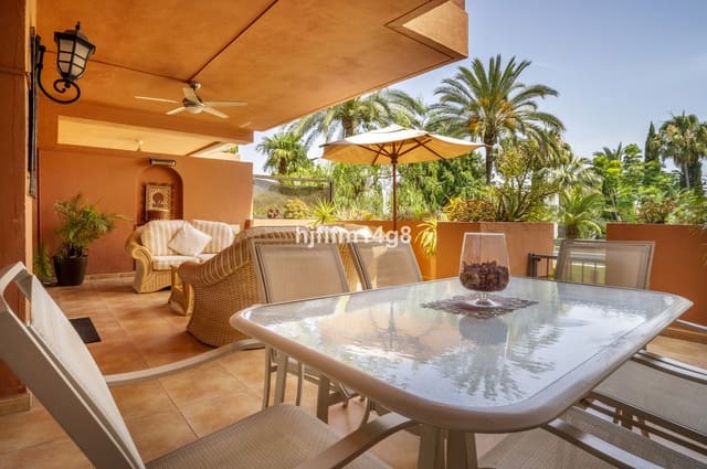 2 soveværelse Lejlighed til salg i Puerto Banus, Marbella med swimmingpool - € 879.000 (Ref: 9096263)