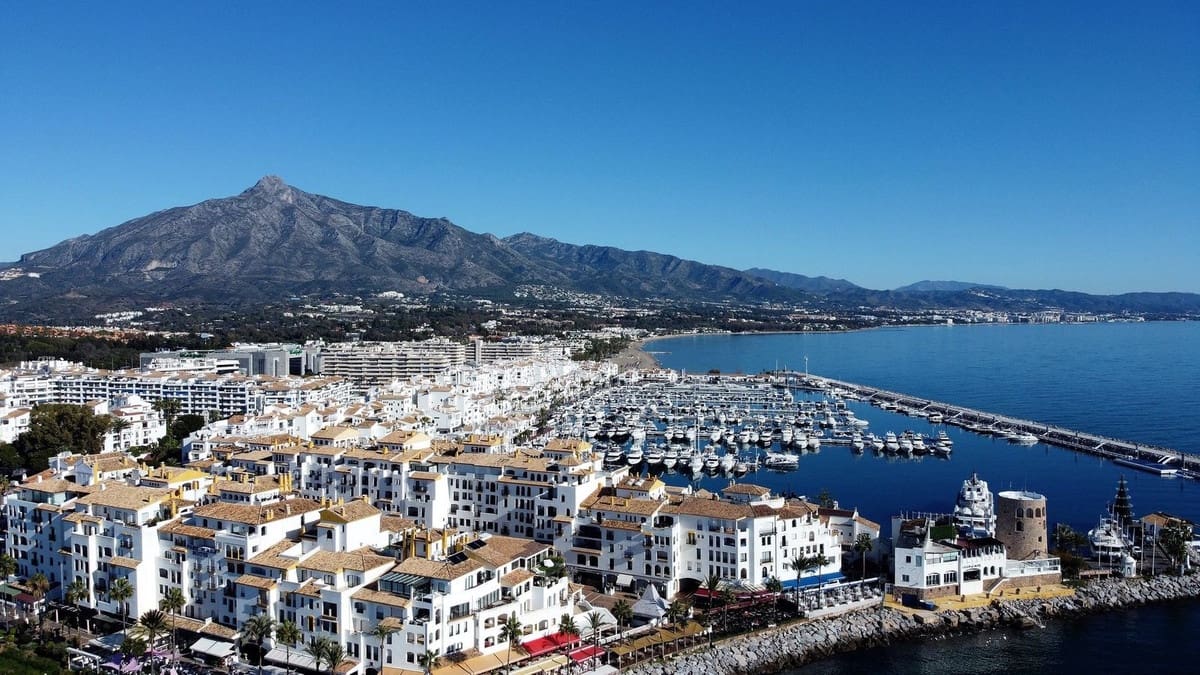3 quarto Penthouse para venda em Puerto Banus com piscina garagem - 895 000 € (Ref: 9096280)