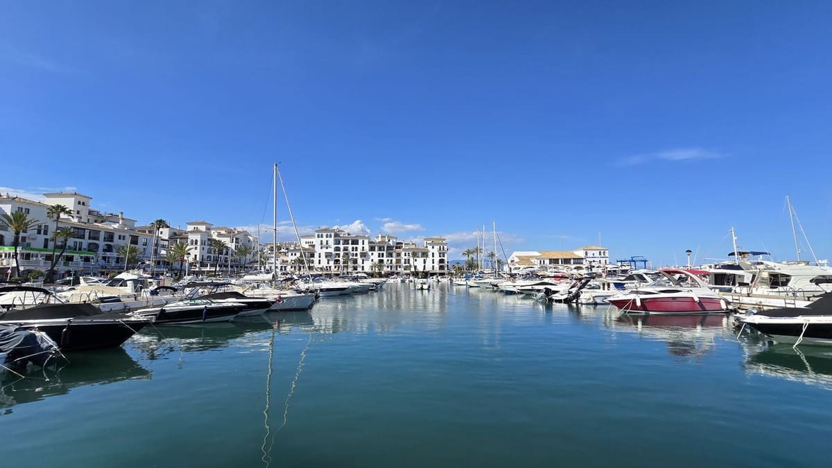 2 bedroom Apartment for sale in La Duquesa / Puerto de la Duquesa with pool garage - € 399,000 (Ref: 9096284)