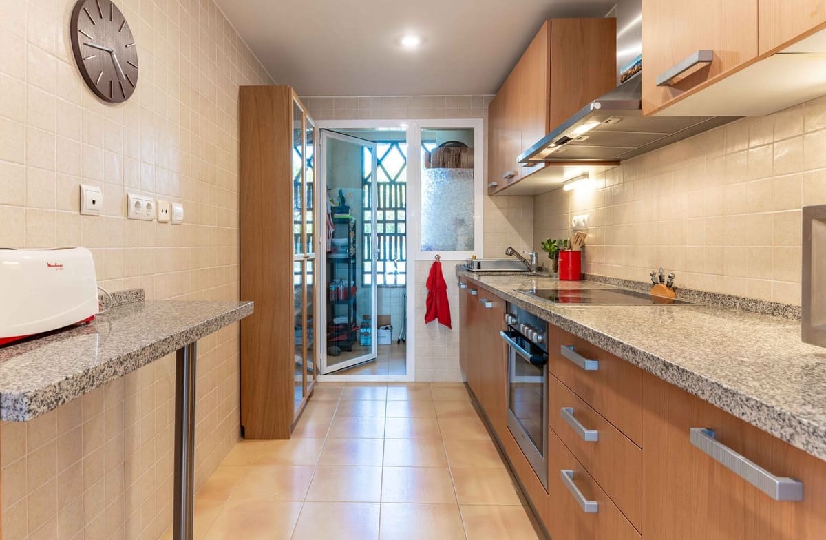 2 soverom Leilighet til salgs i Los Arqueros med svømmebasseng garasje - € 439 000 (Ref: 9103863)