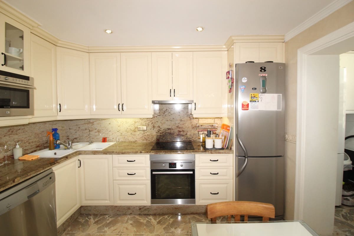 3 soverom Hus til salgs i Nueva Andalucia med svømmebasseng garasje - € 679 000 (Ref: 9108092)