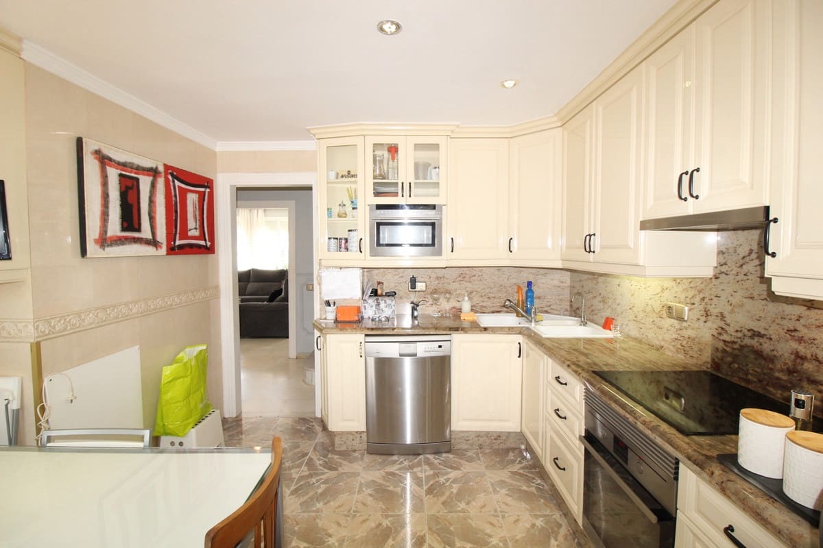 3 soverom Hus til salgs i Nueva Andalucia med svømmebasseng garasje - € 679 000 (Ref: 9108092)