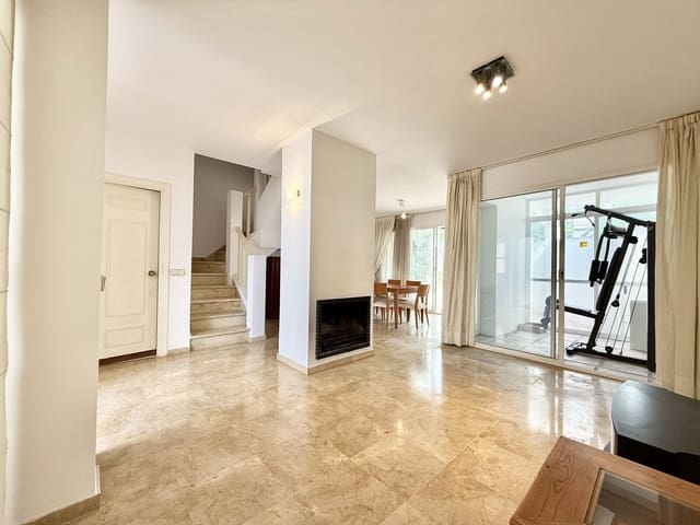 3 sypialnia Dom na sprzedaż w Nueva Andalucia, Marbella z basenem garażem - 539 000 € (Ref: 9108093)