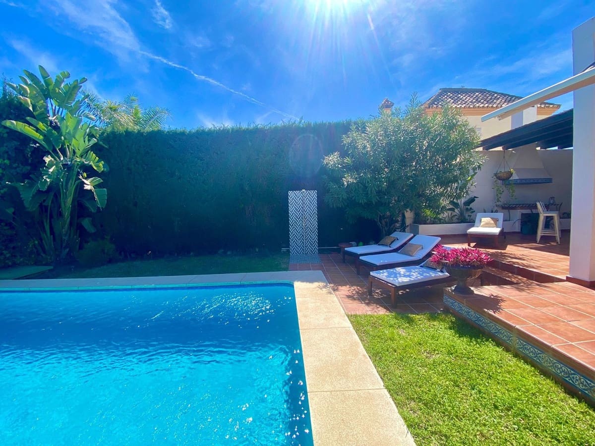 6 bedroom Villa for sale in Nueva Andalucia with pool garage - € 1,449,500 (Ref: 9114886)
