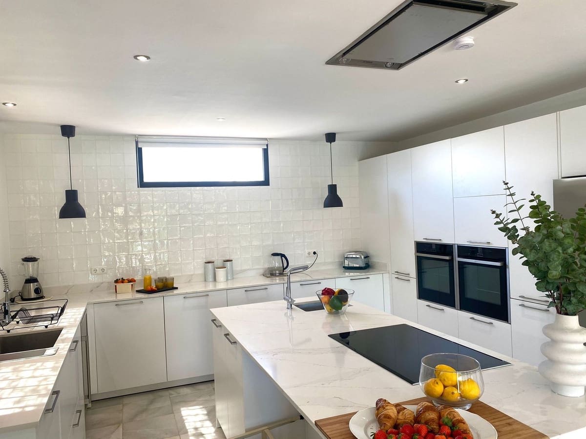 6 bedroom Villa for sale in Nueva Andalucia with pool garage - € 1,449,500 (Ref: 9114886)