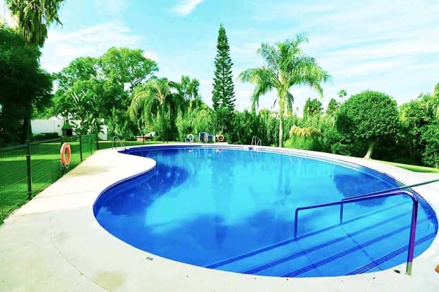 4 quarto Casa em Banda para venda em Estepona com piscina garagem - 499 000 € (Ref: 9117415)