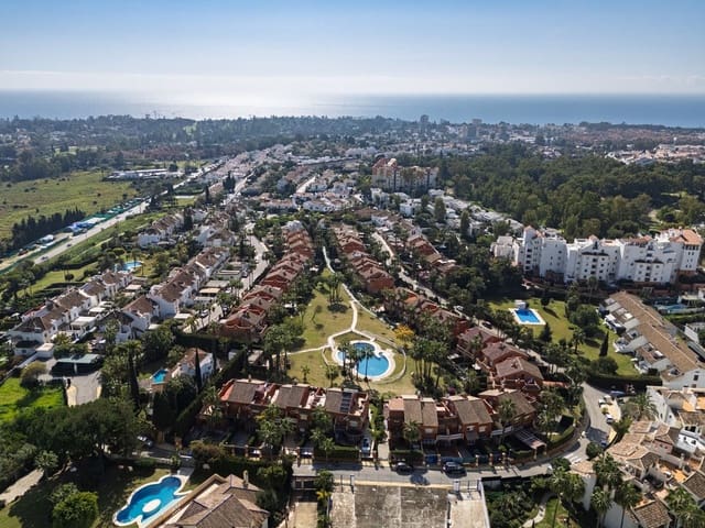 4 soveværelse Byhus til salg i Atalaya-Isdabe, Estepona med swimmingpool garage - € 595.000 (Ref: 9121476)