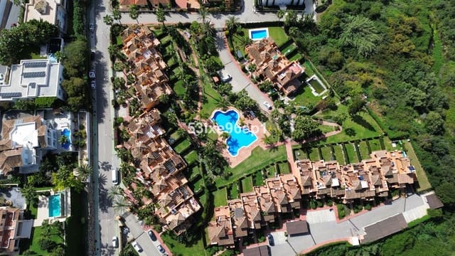 4 soverom Hus til salgs i El Paraiso, Estepona med svømmebasseng garasje - € 820 000 (Ref: 9121482)