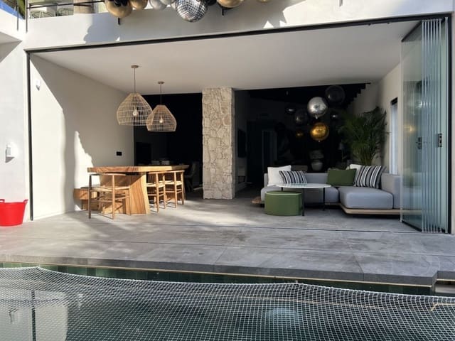 4 makuuhuone Huvila myytävänä paikassa Nueva Andalucia, Marbella mukana uima-altaan 
autotalli - 1 950 000 € (Ref: 9127715)