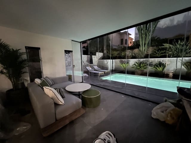 4 makuuhuone Huvila myytävänä paikassa Nueva Andalucia, Marbella mukana uima-altaan 
autotalli - 1 950 000 € (Ref: 9127715)