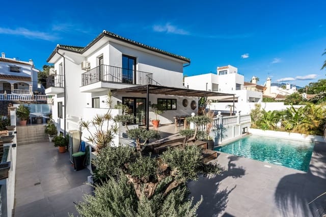 5 soveværelse Villa til salg i Nueva Andalucia, Marbella med swimmingpool garage - € 1.895.000 (Ref: 9127716)