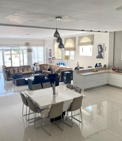 4 makuuhuone Huvila myytävänä paikassa Nueva Andalucia, Marbella mukana uima-altaan 
autotalli - 1 695 000 € (Ref: 9127720)