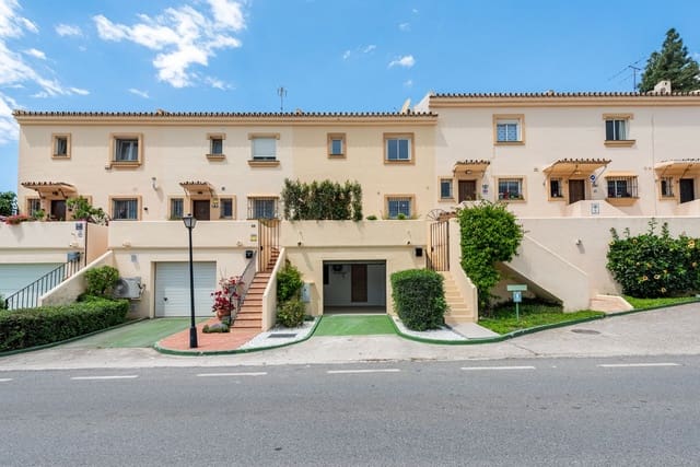 4 makuuhuone Omakotitalo myytävänä paikassa Nueva Andalucia, Marbella mukana uima-altaan 
autotalli - 949 000 € (Ref: 9127723)