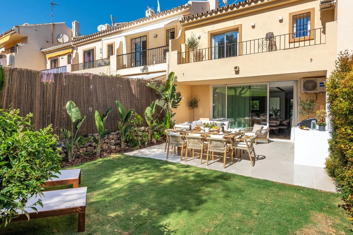 4 soverom Hus til salgs i Nueva Andalucia med svømmebasseng garasje - € 949 000 (Ref: 9127723)