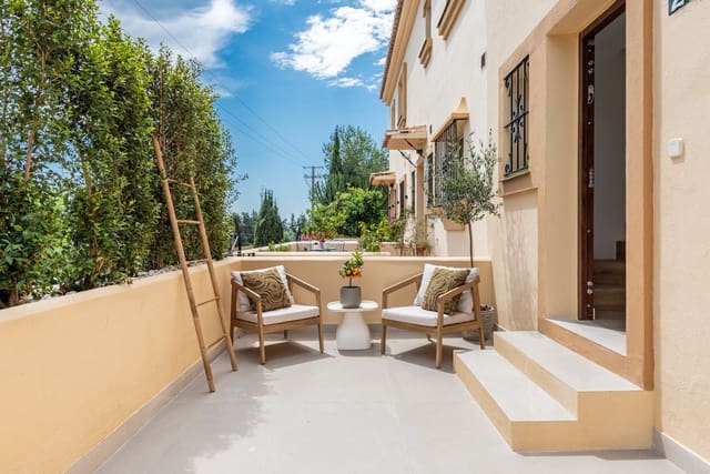 4 makuuhuone Omakotitalo myytävänä paikassa Nueva Andalucia, Marbella mukana uima-altaan 
autotalli - 949 000 € (Ref: 9127723)