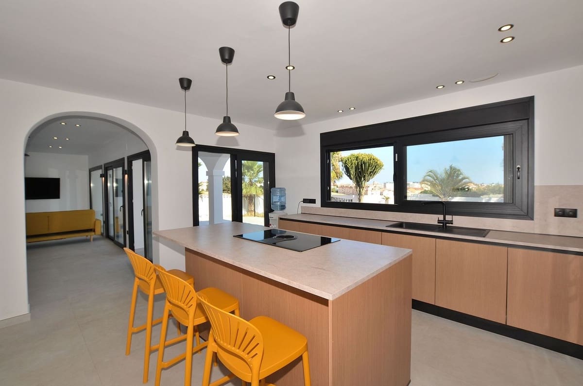 4 soveværelse Villa til salg i Fuengirola med swimmingpool garage - € 1.195.000 (Ref: 9129334)