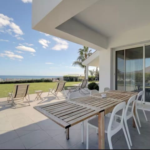 6 soverom Villa til salgs i Manilva med svømmebasseng garasje - € 2 500 000 (Ref: 9131108)