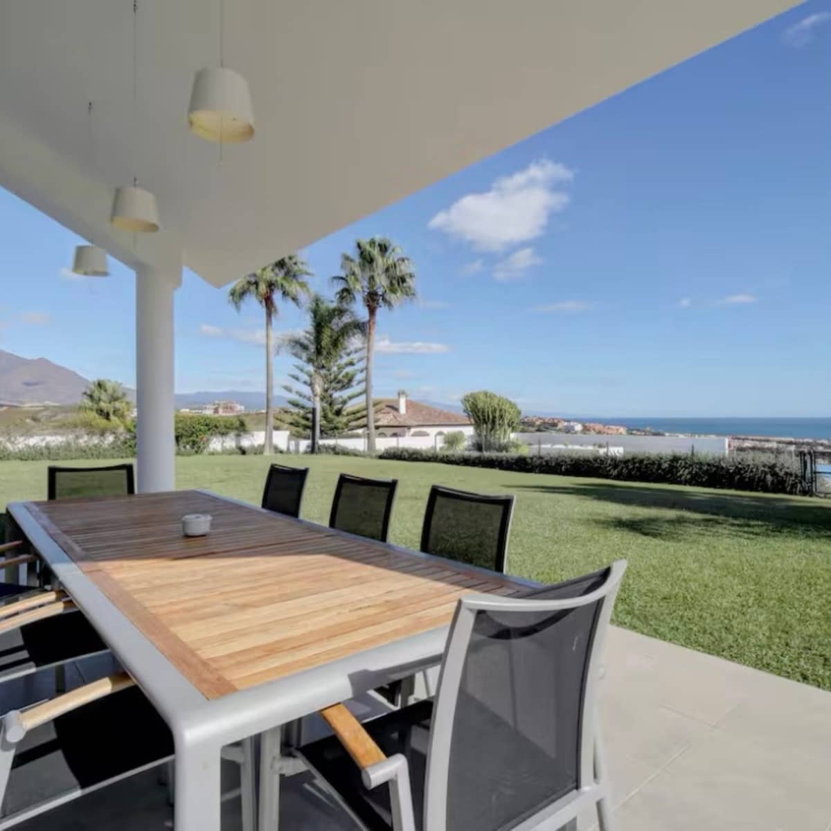 6 soverom Villa til salgs i Manilva med svømmebasseng garasje - € 2 500 000 (Ref: 9131108)