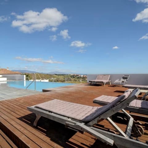 6 soverom Villa til salgs i Manilva med svømmebasseng garasje - € 2 500 000 (Ref: 9131108)