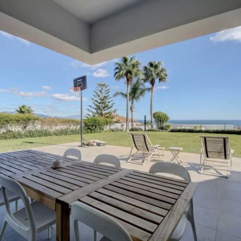 6 soverom Villa til salgs i Manilva med svømmebasseng garasje - € 2 500 000 (Ref: 9131108)