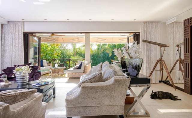 5 makuuhuone Huvila myytävänä paikassa Nueva Andalucia, Marbella mukana uima-altaan 
autotalli - 2 700 000 € (Ref: 9142052)