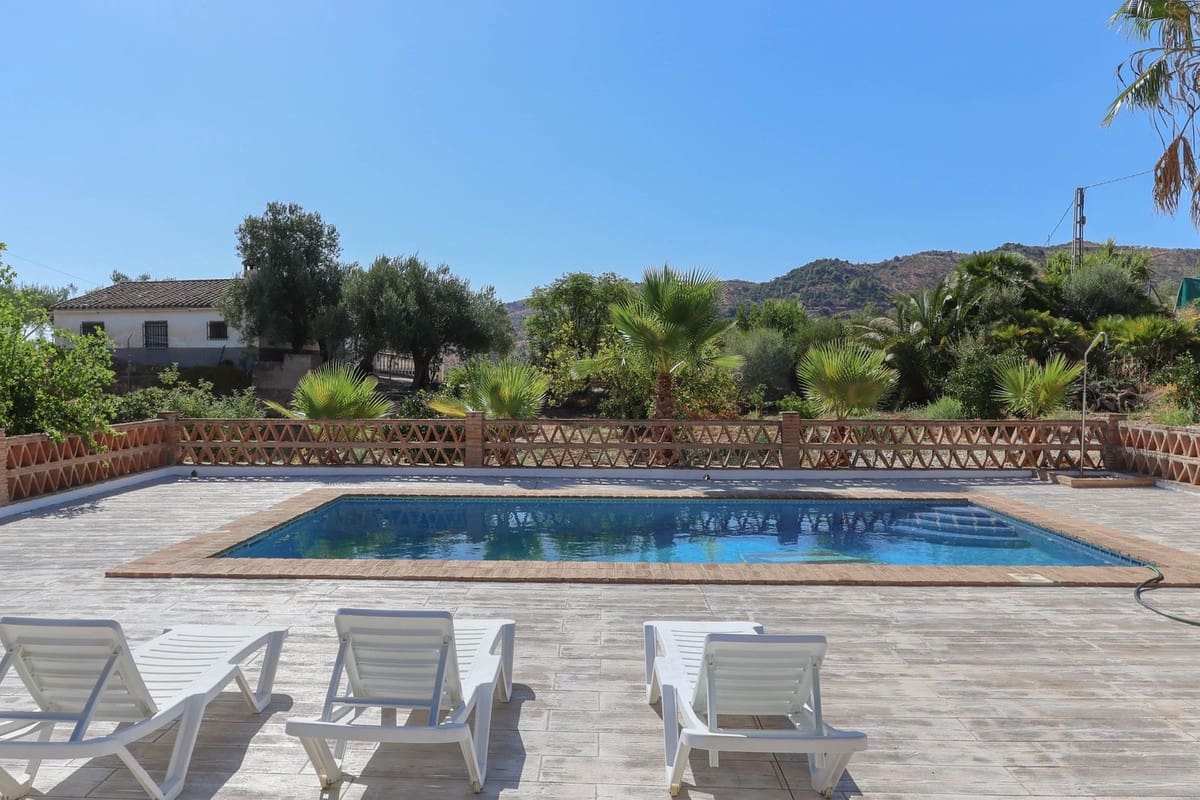 3 soveværelse Villa til salg i Guaro med swimmingpool garage - € 540.000 (Ref: 9148679)