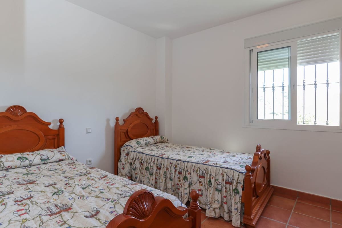 3 soveværelse Villa til salg i Guaro med swimmingpool garage - € 540.000 (Ref: 9148679)