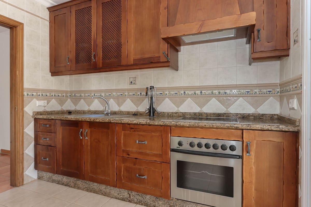 3 soveværelse Villa til salg i Guaro med swimmingpool garage - € 540.000 (Ref: 9148679)