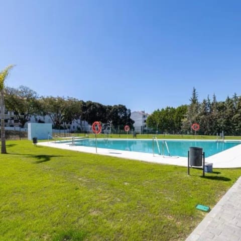 1 quarto Penthouse para venda em Estepona com piscina - 379 000 € (Ref: 9154663)