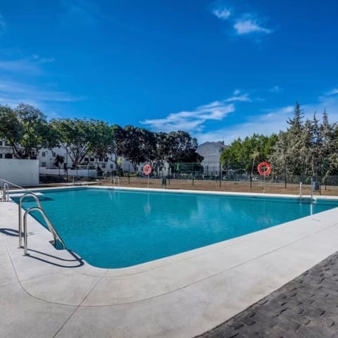 1 quarto Penthouse para venda em Estepona com piscina - 379 000 € (Ref: 9154663)