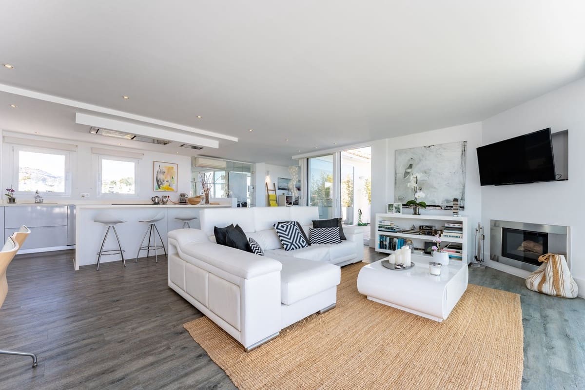 2 bedroom Penthouse for sale in Calahonda with garage - € 1,425,000 (Ref: 9156153)