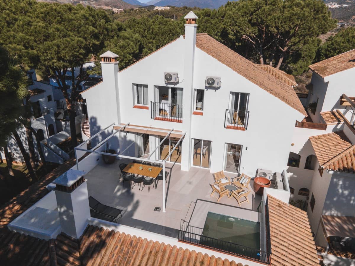 4 chambre Penthouse à vendre à Nueva Andalucia avec piscine - 895 000 € (Ref: 9156157)