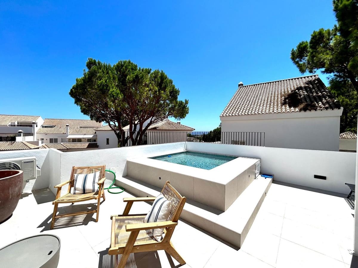 4 chambre Penthouse à vendre à Nueva Andalucia avec piscine - 895 000 € (Ref: 9156157)