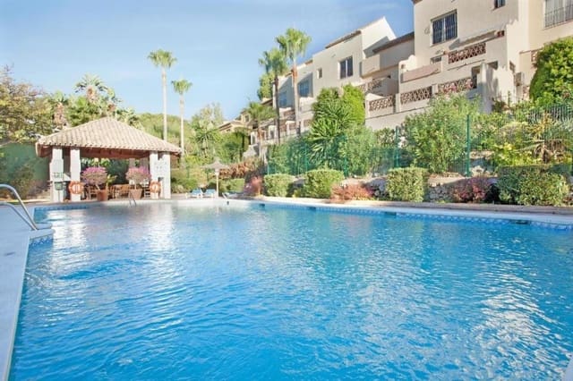 4 makuuhuone Kattohuoneisto myytävänä paikassa Nueva Andalucia, Marbella mukana uima-altaan - 895 000 € (Ref: 9156157)