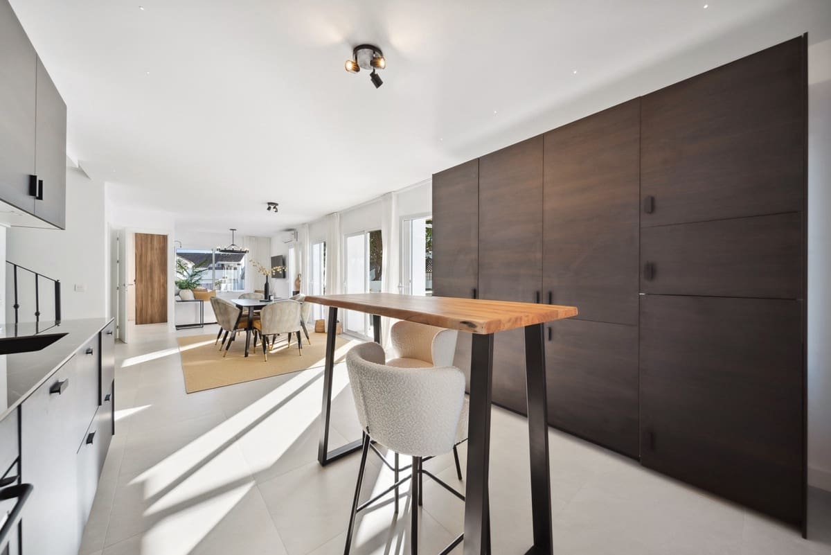 4 chambre Penthouse à vendre à Nueva Andalucia avec piscine - 895 000 € (Ref: 9156157)