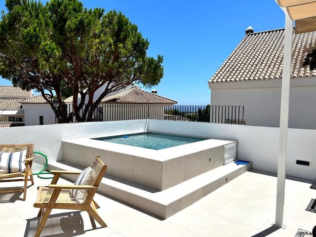 4 makuuhuone Kattohuoneisto myytävänä paikassa Nueva Andalucia, Marbella mukana uima-altaan - 895 000 € (Ref: 9156157)