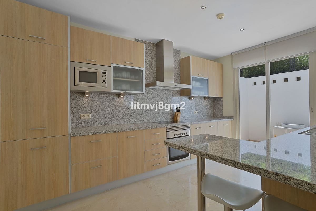 3 soveværelse Byhus til salg i La Cala de Mijas med swimmingpool garage - € 560.000 (Ref: 9164722)