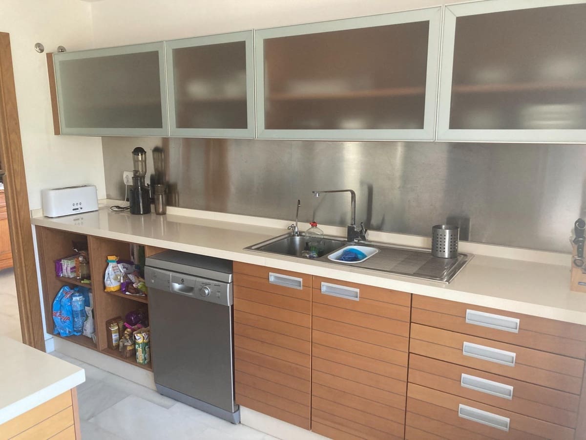 5 soveværelse Byhus til salg i Estepona med swimmingpool garage - € 1.755.000 (Ref: 9168956)