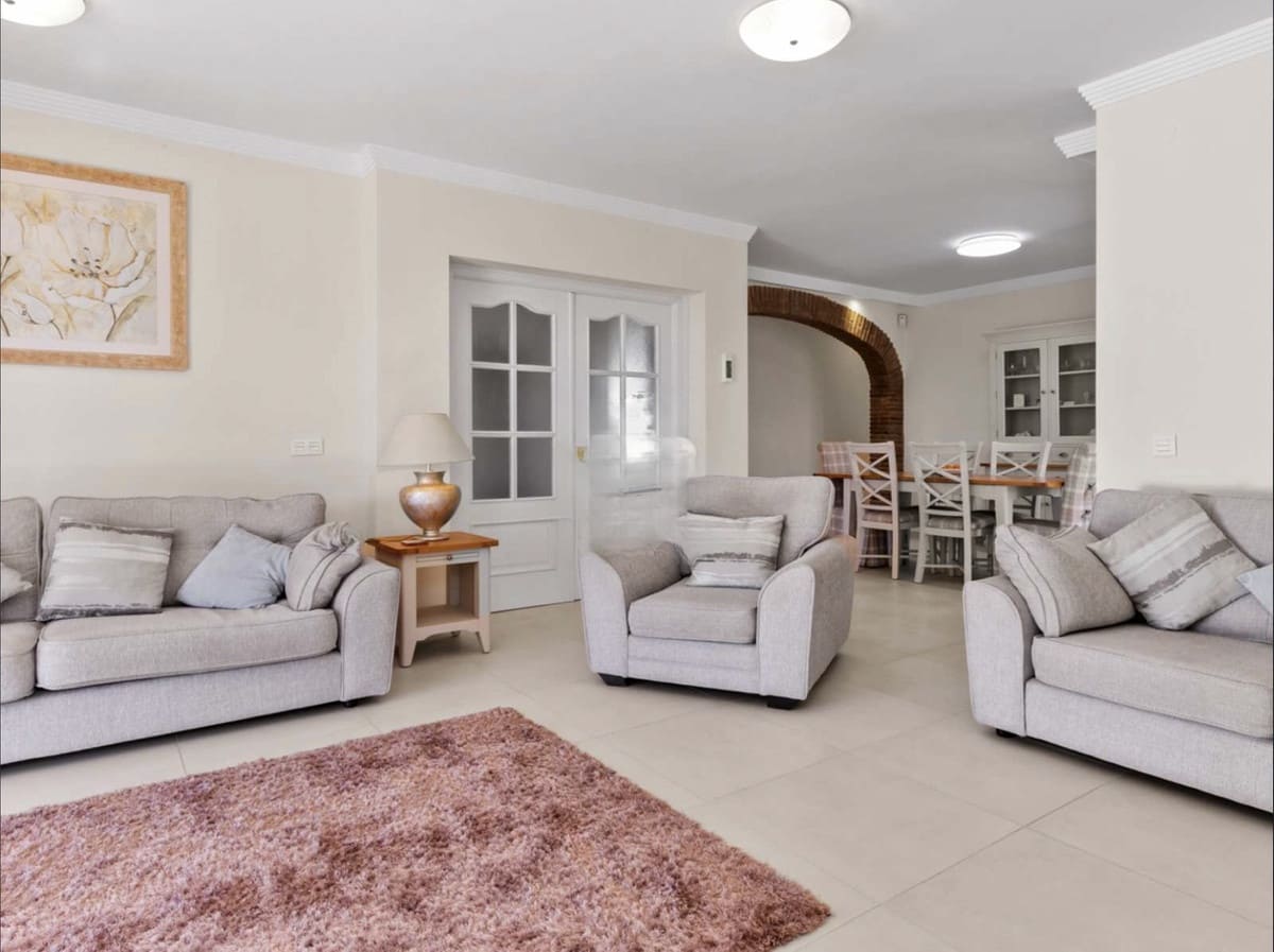 5 soveværelse Byhus til salg i El Paraiso med swimmingpool - € 1.490.000 (Ref: 9168957)