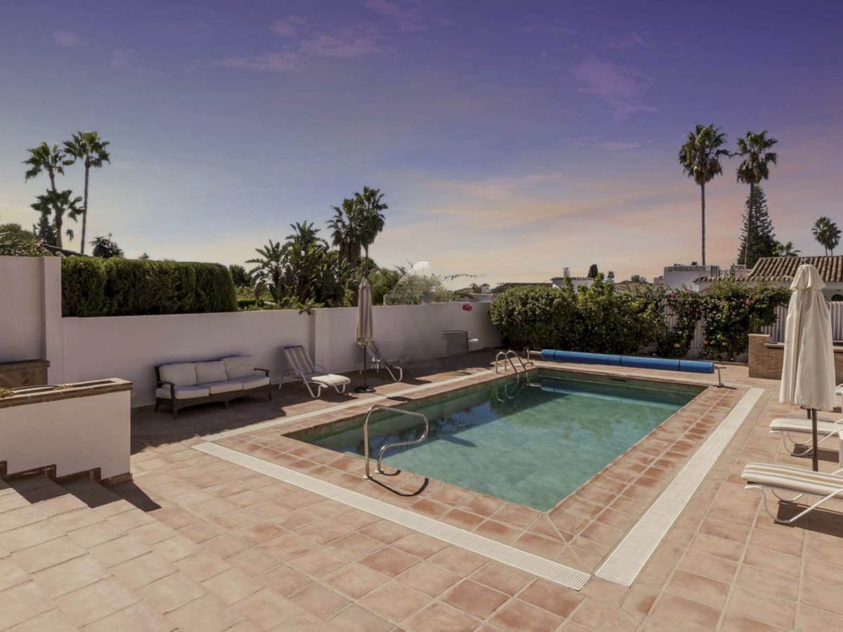 5 soveværelse Byhus til salg i El Paraiso med swimmingpool - € 1.490.000 (Ref: 9168957)