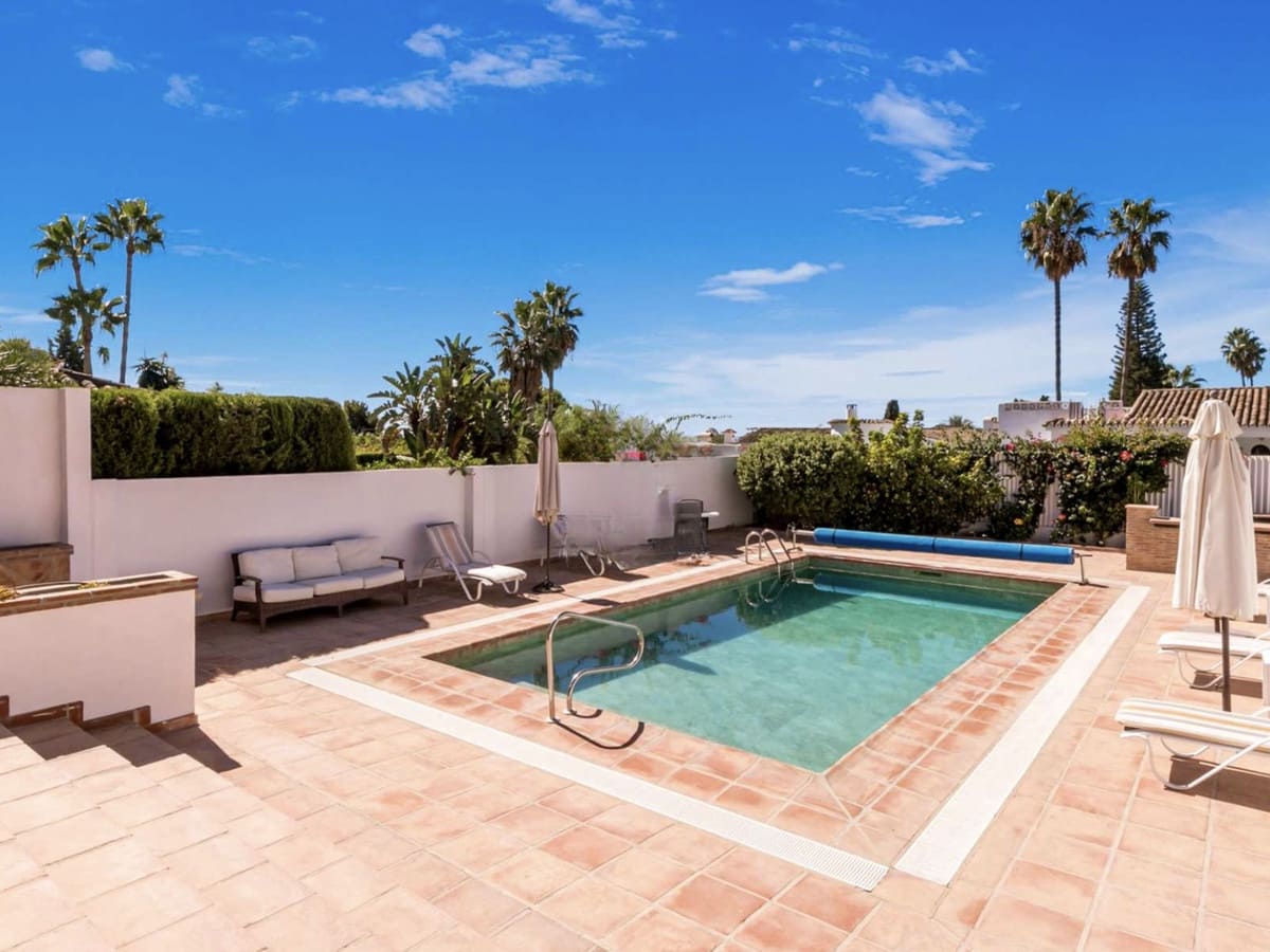 5 soveværelse Byhus til salg i El Paraiso med swimmingpool - € 1.490.000 (Ref: 9168957)