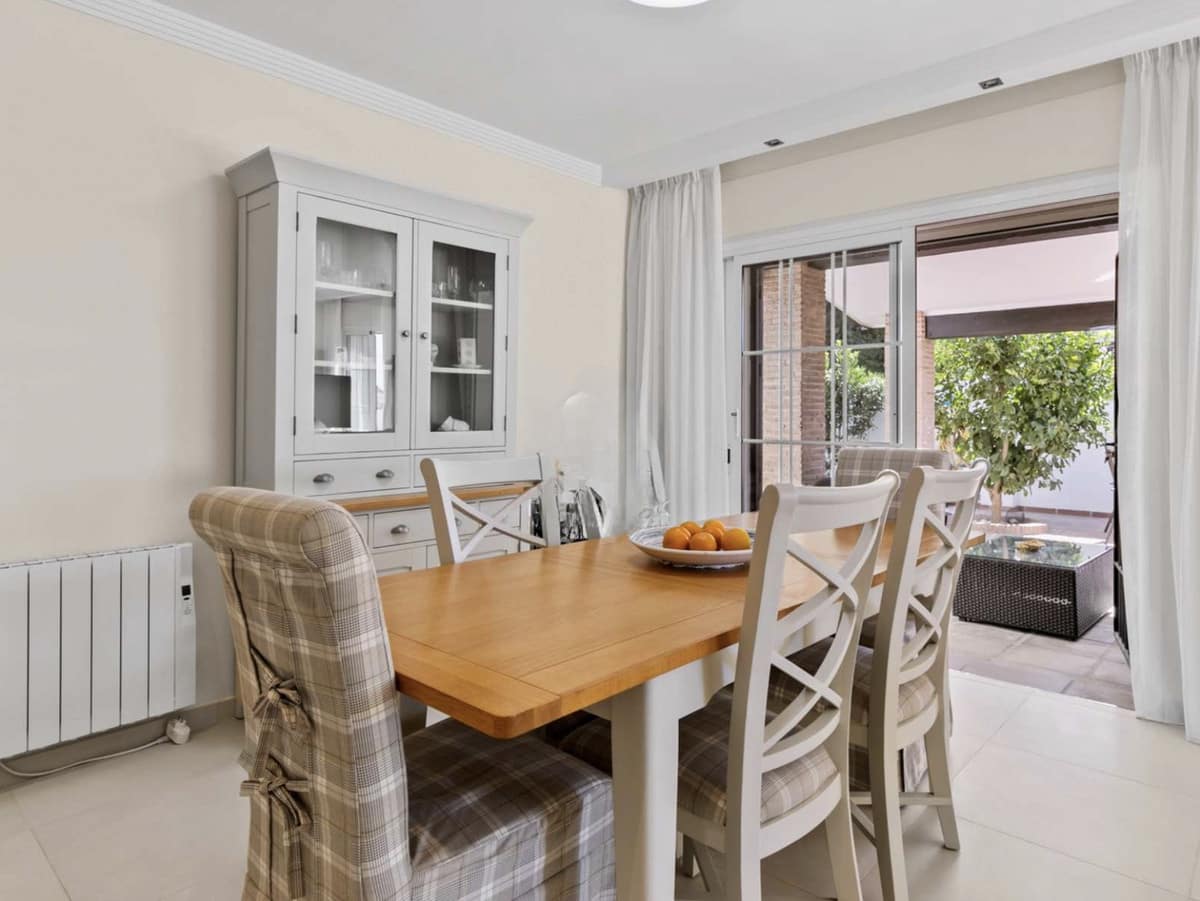 5 soveværelse Byhus til salg i El Paraiso med swimmingpool - € 1.490.000 (Ref: 9168957)