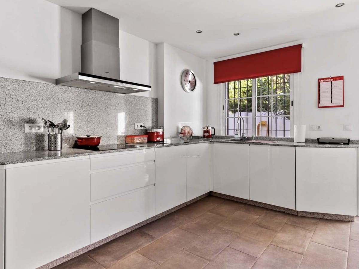 5 soveværelse Byhus til salg i El Paraiso med swimmingpool - € 1.490.000 (Ref: 9168957)