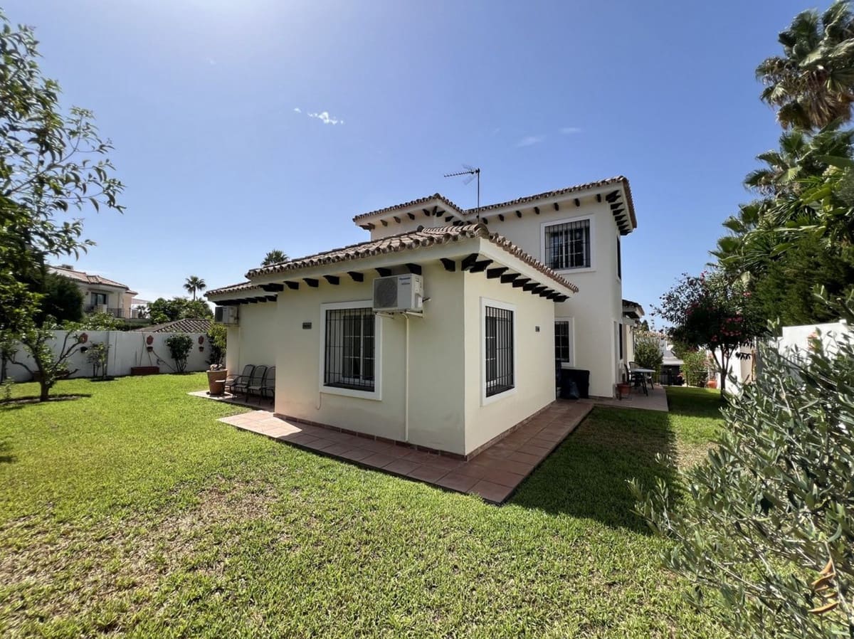 5 soveværelse Byhus til salg i El Paraiso med swimmingpool - € 1.490.000 (Ref: 9168957)