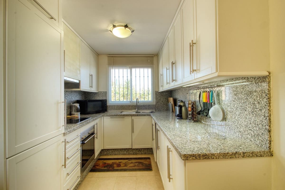 4 soveværelse Byhus til salg i Manilva med swimmingpool garage - € 545.000 (Ref: 9181963)