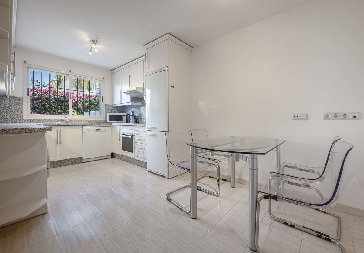 4 makuuhuone Omakotitalo myytävänä paikassa Nueva Andalucia mukana uima-altaan 
autotalli - 899 000 € (Ref: 9184707)