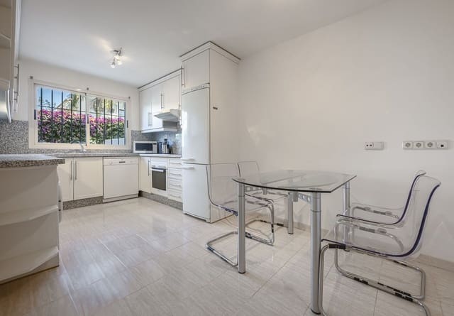 4 chambre Maison de Ville à vendre à Nueva Andalucia, Marbella avec piscine garage - 899 000 € (Ref: 9184707)