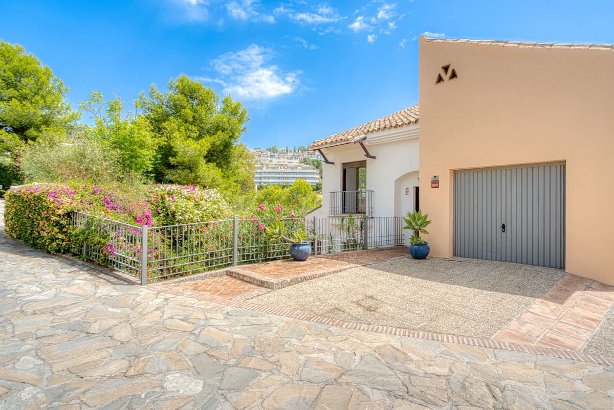 4 soveværelse Byhus til salg i Los Arqueros med swimmingpool garage - € 810.000 (Ref: 9186292)