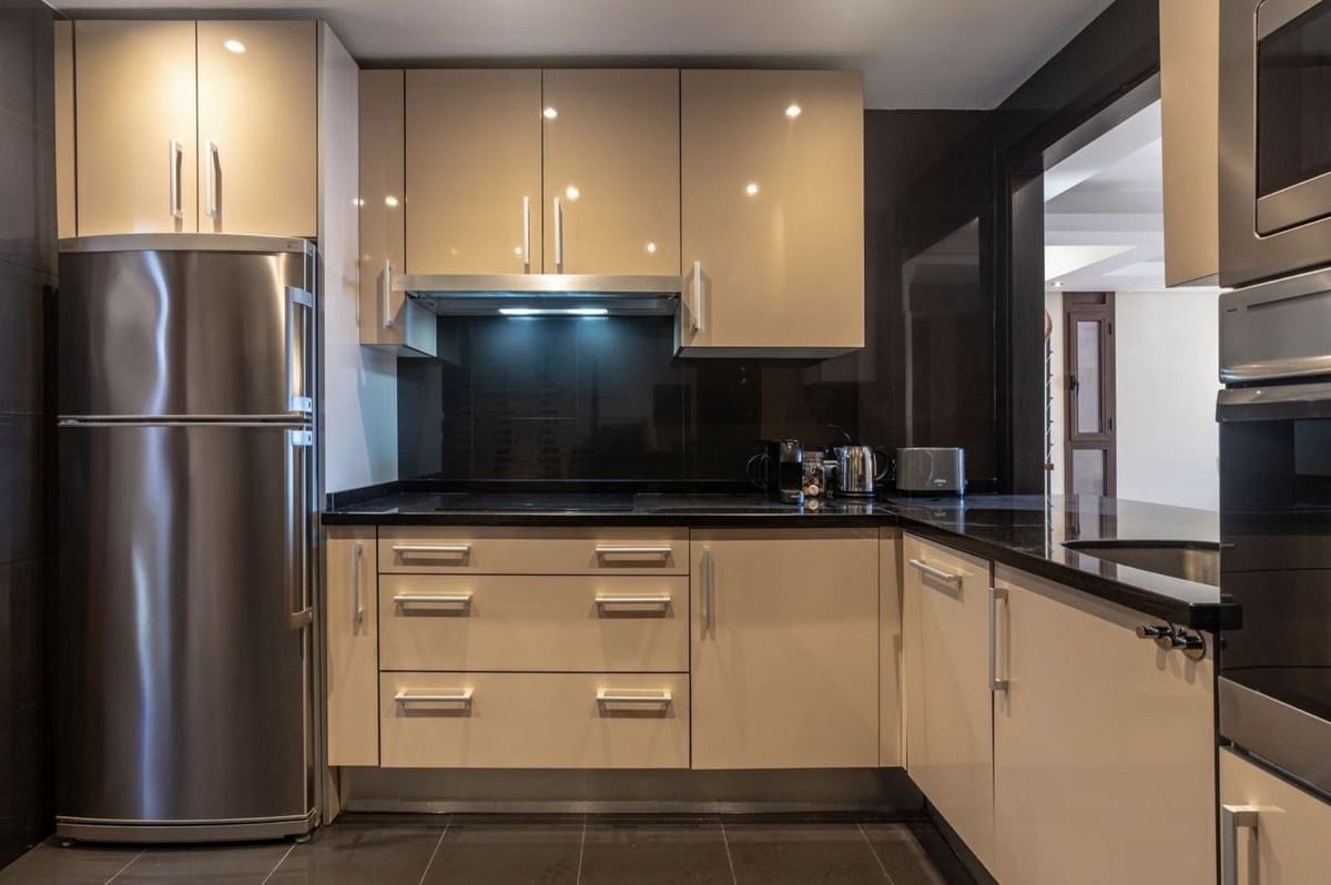 2 Zimmer Penthouse zu verkaufen in Estepona mit Pool Garage - 630.000 € (Ref: 9197313)